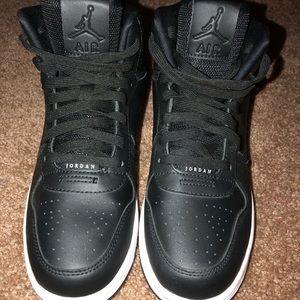 Jordan Shoes/ 7 Youth Equivalent To A Woman’s 8